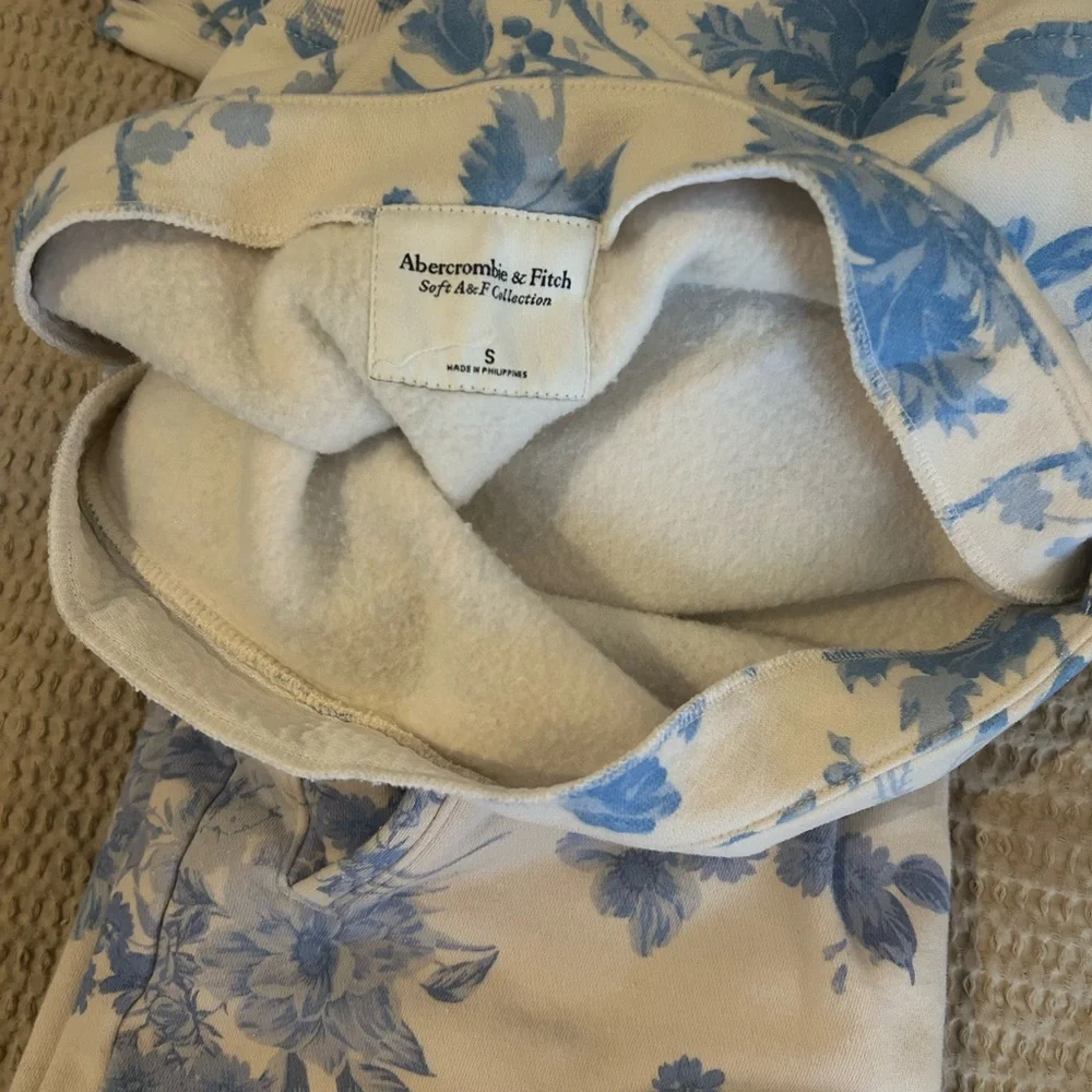 Floral Blue and Cream Set - Picture 2 of 4